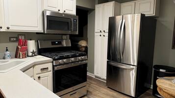 Kylskåp, mikrovågsugn, ugn och spishäll