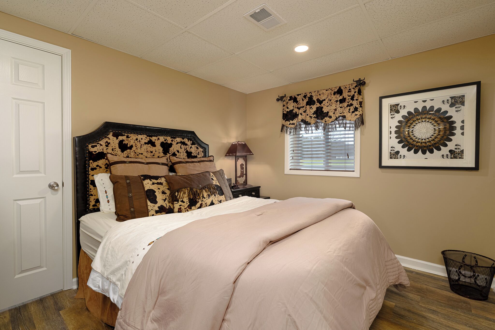 2 bedrooms, iron/ironing board, travel crib, free WiFi