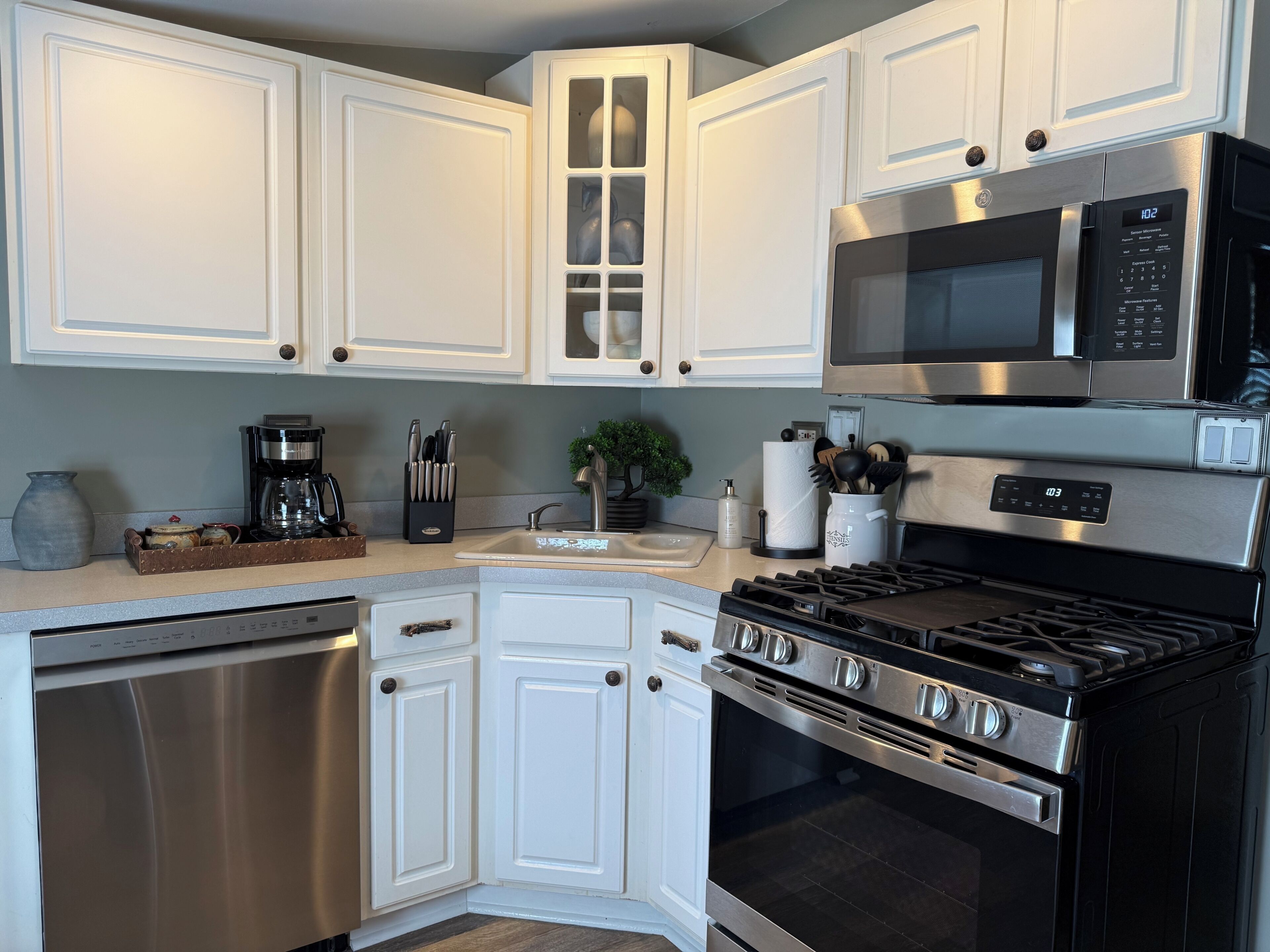 Réfrigérateur, four à micro-ondes, un four, surface de cuisson