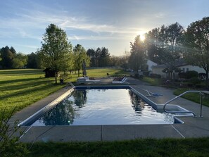 حمّام سباحة خارجي، حمّام سباحة مُدفَّأ