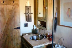 Hårtork, handdukar, tvål och schampo