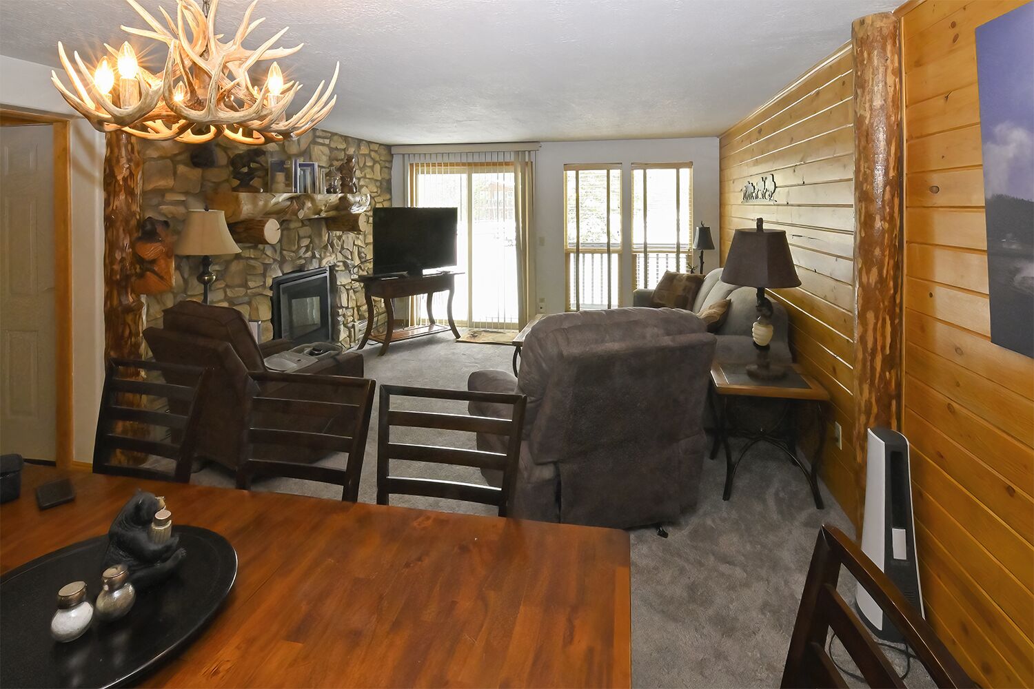 电视、壁炉、DVD 播放器、桌上足球