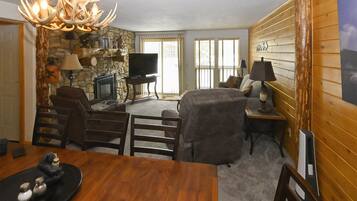 电视、壁炉、DVD 播放器、桌上足球