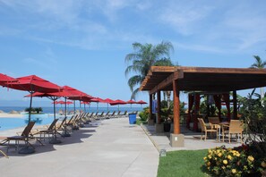 Een buitenzwembad, een verwarmd zwembad