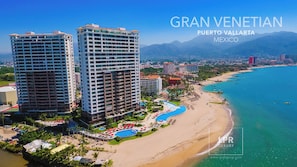 En la playa, camastros y toallas de playa