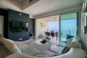 Een smart-tv, een tafeltennistafel en een stereo