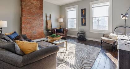 OTR Penthouse: Walk Everywhere & FREE Parking