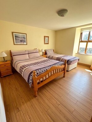 5 bedrooms, iron/ironing board, free WiFi, bed sheets - Tullig Rock a Beautiful Country Home; Also available, Stone Cottage (Leap)