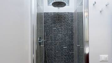 Douche, sĂšche-cheveux, bidet, serviettes fournies