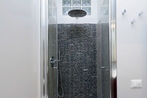 Shower, hair dryer, bidet, towels - Rome Colosseum Apartment Elegant Modern Vacation Rental 3BR/2B Wi-Fi SAT TV (Roma)