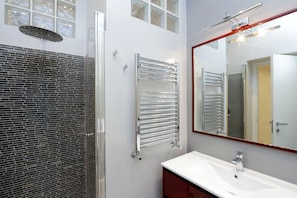 Shower, hair dryer, bidet, towels - Rome Colosseum Apartment Elegant Modern Vacation Rental 3BR/2B Wi-Fi SAT TV (Roma)