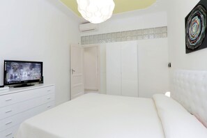 3 bedrooms, iron/ironing board, WiFi, bed sheets - Rome Colosseum Apartment Elegant Modern Vacation Rental 3BR/2B Wi-Fi SAT TV (Roma)
