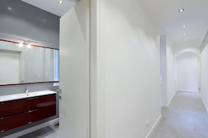 Regadera, secadora de cabello, bidet, toallas