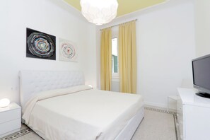 3 bedrooms, iron/ironing board, WiFi, bed sheets - Rome Colosseum Apartment Elegant Modern Vacation Rental 3BR/2B Wi-Fi SAT TV (Roma)