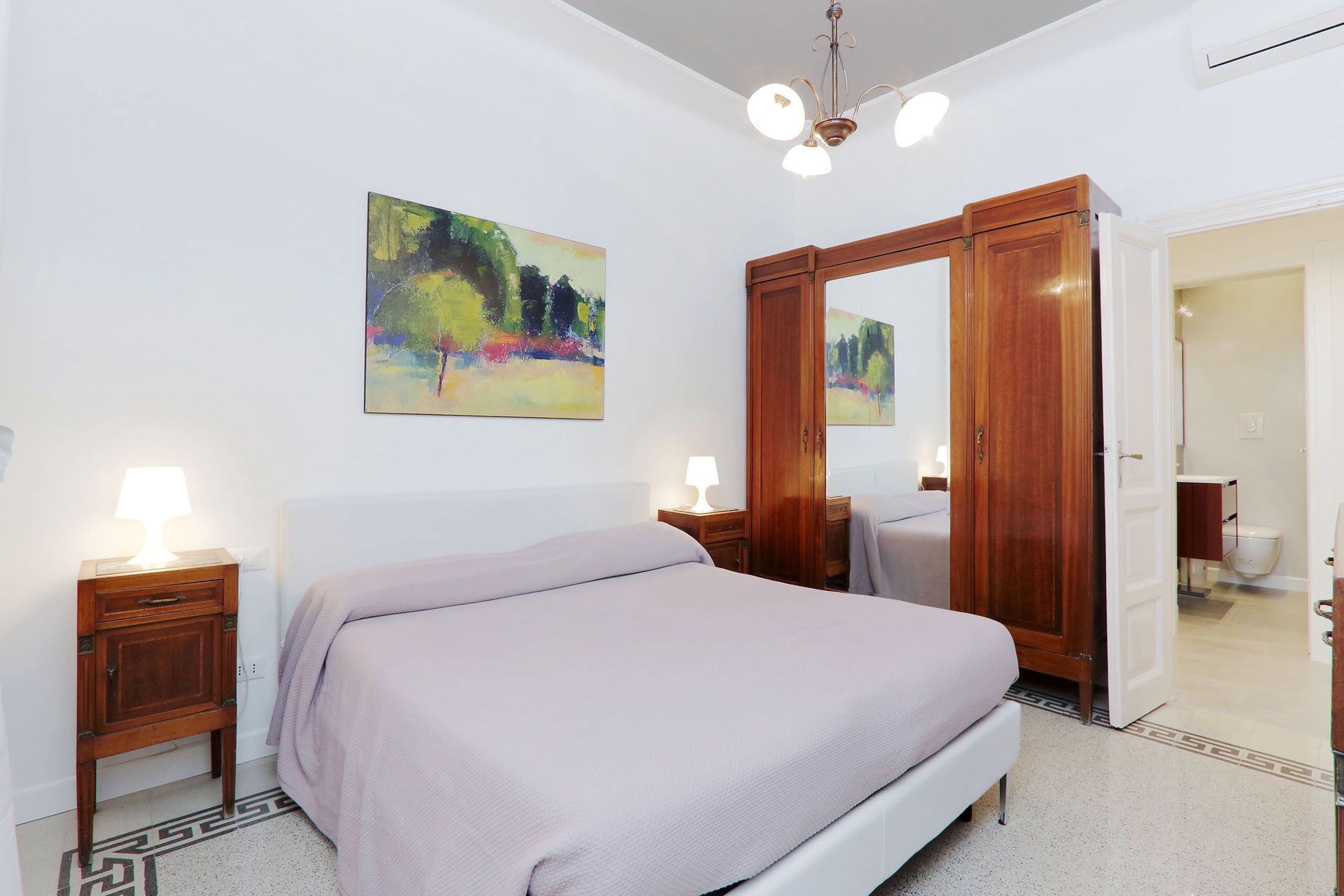 3 habitaciones, tabla de planchar con plancha, wifi y ropa de cama 