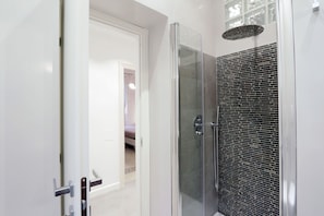 Shower, hair dryer, bidet, towels - Rome Colosseum Apartment Elegant Modern Vacation Rental 3BR/2B Wi-Fi SAT TV (Roma)