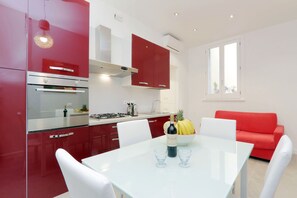 Fridge, microwave, oven, stovetop - Rome Colosseum Apartment Elegant Modern Vacation Rental 3BR/2B Wi-Fi SAT TV (Roma)