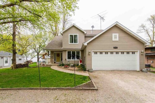 Beautiful Lakefront Home ~ Outstanding Sunsets ~ Includes Hot Tub!  