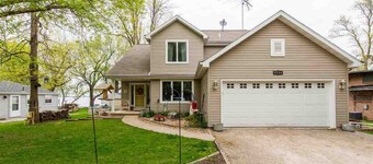 Belle maison au bord du lac ~ Couchers de soleil exceptionnels ~ Comprend un bain à remous!  