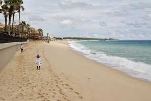 在海滩、沙滩椅、沙滩毛巾