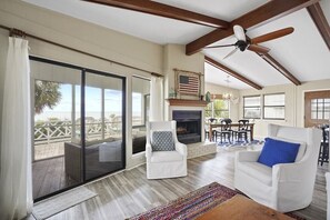 Smart TV, reproductor de DVD, tenis de mesa y libros 