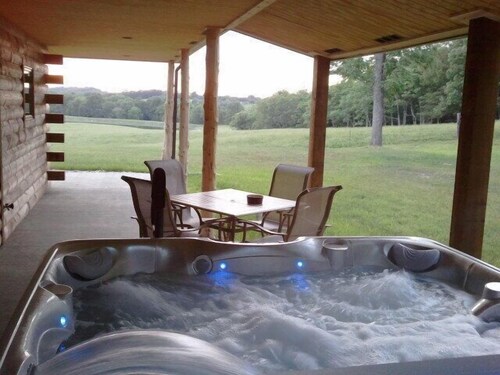 Abgeschieden Vermietung Hütte am Southern Illinois Wine Trail, Eigene Hot Tub