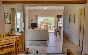 Smart TV, DVD player, books, music library - Perfect getaway for couples, optional car add-on (Wailuku)