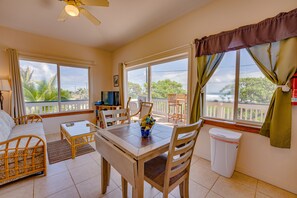 Smart TV, DVD player, books, music library - Perfect getaway for couples for honeymoon or anniversary. (Wailuku)