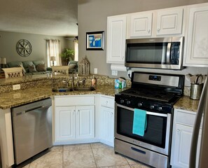 Frigorifero, microonde, forno, piano cottura