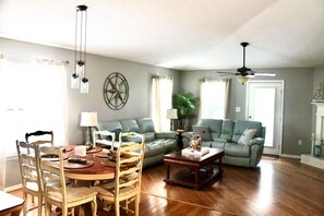 TV a schermo piatto, caminetto, lettore DVD, impianto stereo