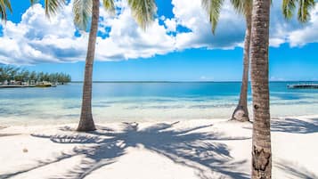 Na praia, espreguiçadeiras, toalhas de praia