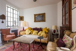 Smart-TV, Bücher, Musikbibliothek, Stereoanlage