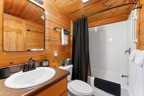 Bañera con ducha, secador de pelo, toallas, papel higiénico