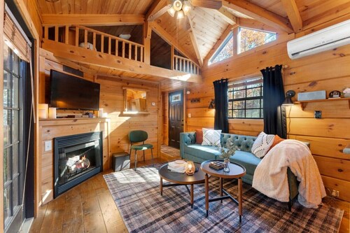 Private Romantic Cabin Retreat w/ Hot Tub