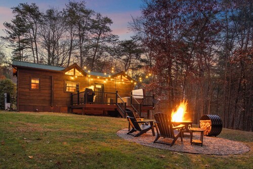 Romantic Woodland Retreat with Hot Tub & Private Forest Views - NEWLY RENOVATED