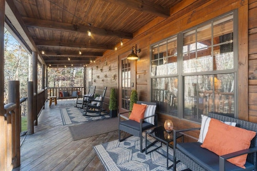 Private Romantic Cabin Retreat w/ Hot Tub