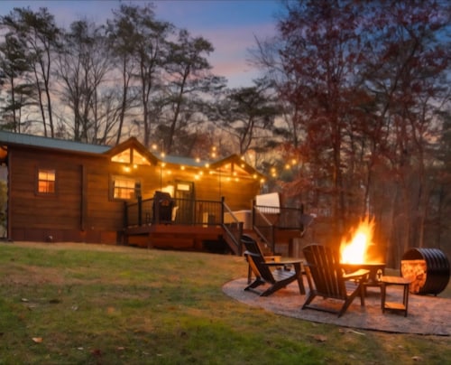 Private getaway w/ hot tub, wifi. Secluded amongst trees & near Sleepy Creek. 