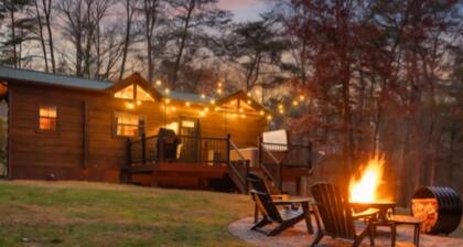 Private getaway w/ hot tub, wifi. Secluded amongst trees & near Sleepy Creek.
