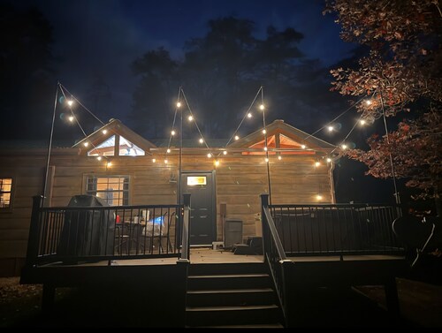 Private getaway w/ hot tub, wifi. Secluded amongst trees & near Sleepy Creek. 