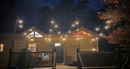 Private getaway w/ hot tub, wifi. Secluded amongst trees & near Sleepy Creek.