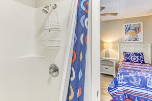 Combined shower/tub, hair dryer, towels