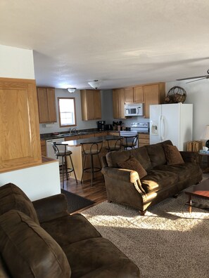 Een smart-tv, een open haard en boeken