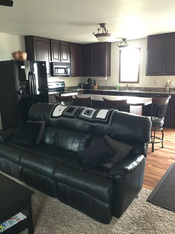 Een smart-tv, een open haard en boeken