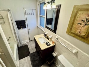 Kombination af bruser/badekar, hårtørrer, håndklæder, Shampoo