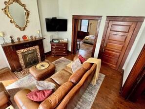 Smart TV, fireplace, books, video library - Downtown  Private Home near Woodland Park Lex.Ky - 30 day min - 365 day stay (Lexington)
