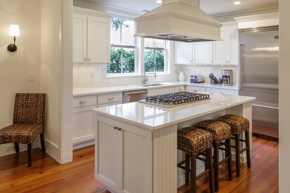 Réfrigérateur, four à micro-ondes, un four, surface de cuisson