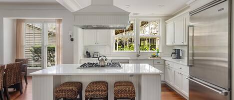 冷蔵庫、電子レンジ、オーブン、コンロ