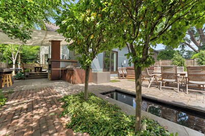 Victorian With An Amazing Location, Incredible Yard With Private outdoor Hot tub