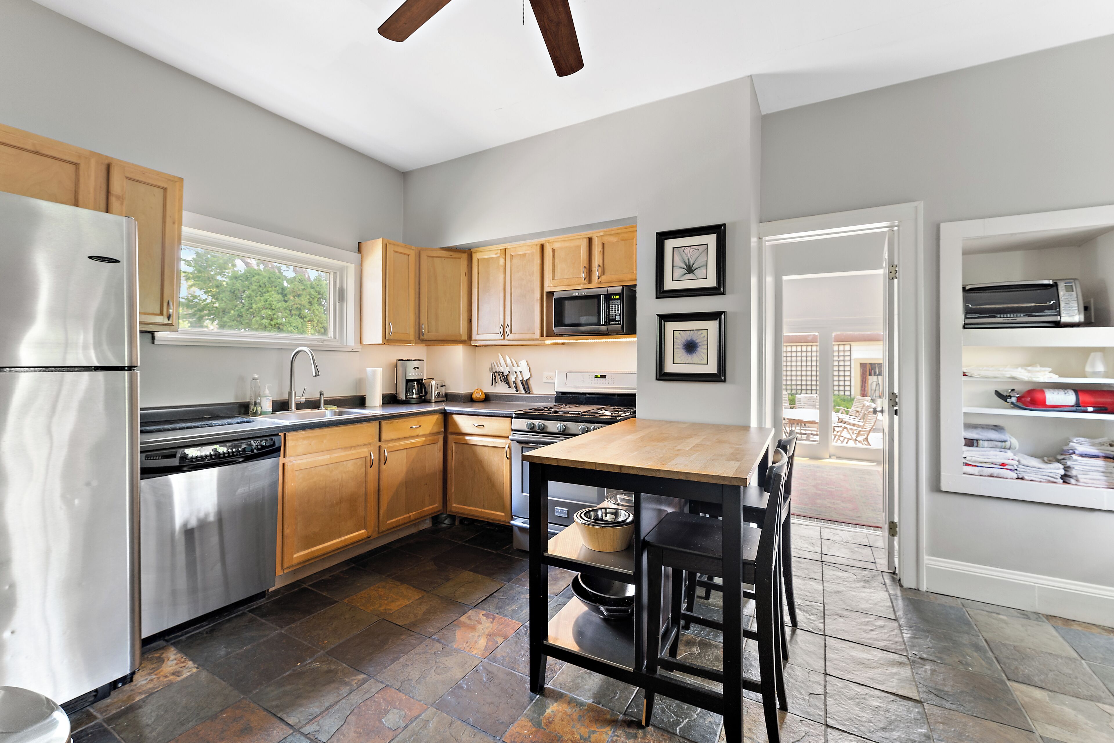 冷蔵庫、電子レンジ、オーブン、コンロ