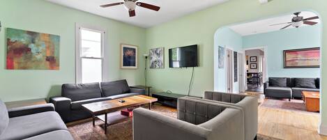 Una televisión, libros, un reproductor estéreo